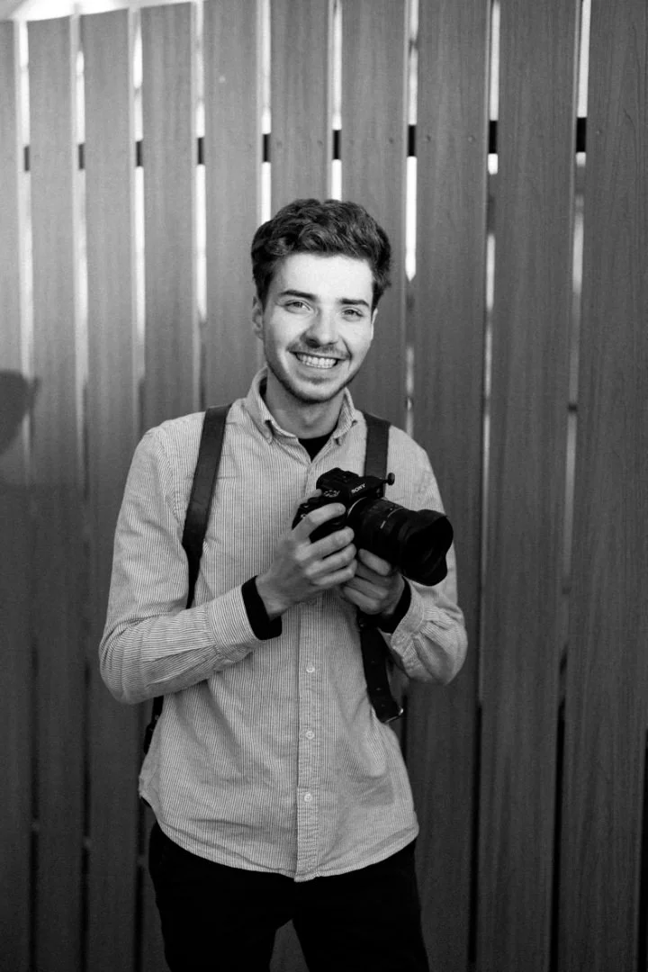 Tomáš Holeček s fotoaparátem