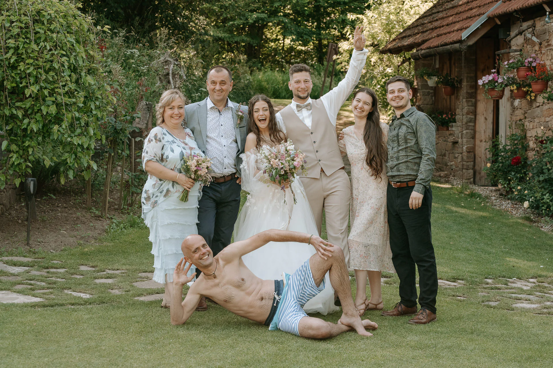 Uvolněná skupinová fotografie ze svatby na Žítkové